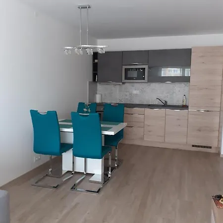 Ezuest Apartment *